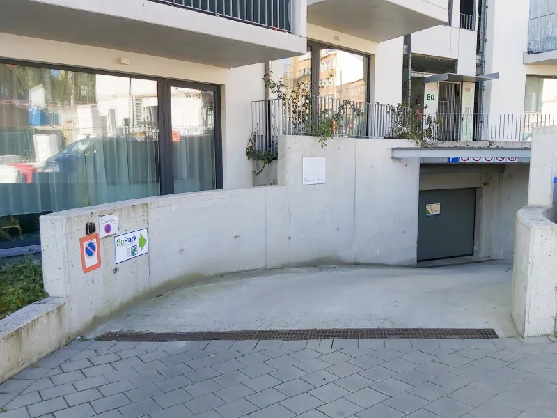 Parking Avenue Van Volume / Châtaignes